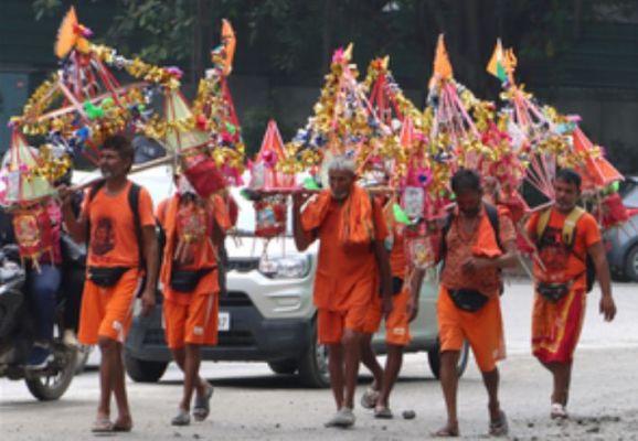 यूपी के बाद उत्तराखंड में भी कांवड़ मार्ग में दुकानों पर मालिकों को नाम लिखने का आदेश जारी 
