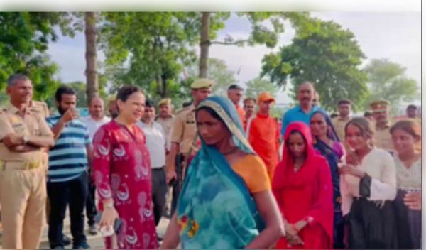 बहराइच में घाघरा नदी में फंसे 114 किसानों का हुआ रेस्क्यू, शुक्रवार से चल रहा था बचाव अभियान 