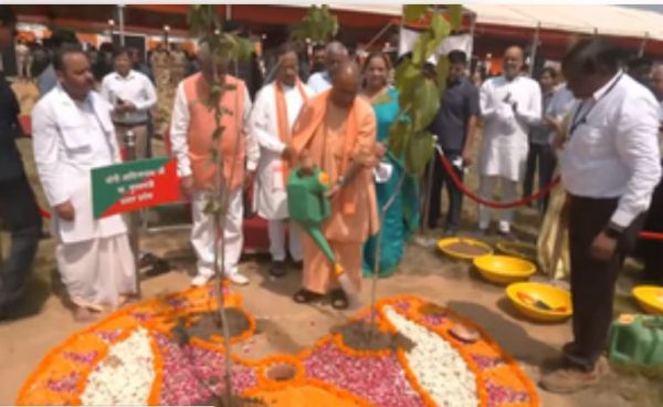 मां के नाम पर पेड़ लगाया तो इसे बचाने की जिम्मेदारी भी हमारी : सीएम योगी 