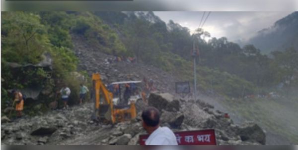 उत्तरकाशी के गंगोत्री नेशनल हाईवे-34 पर पहाड़ से गिरा मलबा, वाहनों की आवाजाही ठप 