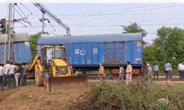 अमरोहा के बाद अलवर में मालगाड़ी के 3 डिब्बे पटरी से उतरे 