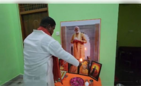 वाराणसी में गुरु पूर्णिमा पर पीएम मोदी और सीएम योगी की पूजा-अर्चना की गई