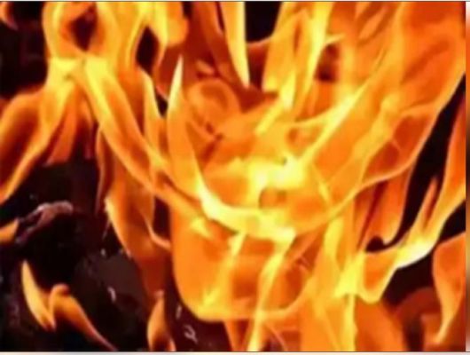 मुंबई: मरम्मत के दौरान नौसेना के जहाज में लगी आग 