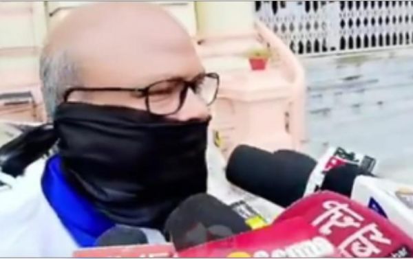 बिहार विधानसभा में विपक्ष का हंगामा जारी, कांग्रेस के विधायक मुंह पर काली पट्टी बांधकर पहुंचे 