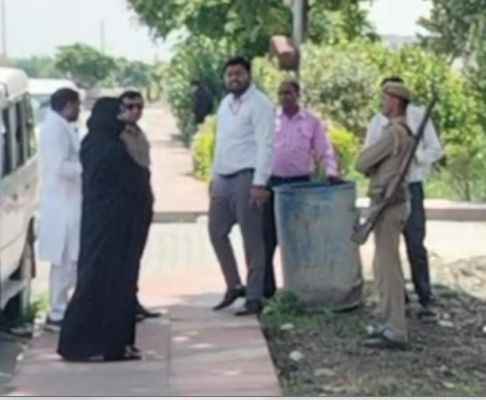 सपा नेता आजम खान के जौहर विवि पहुंची राजस्व की टीम 