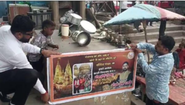 वाराणसी में एल्विश यादव के खिलाफ लगे पोस्टर, मंदिर में वीआईपी दर्शन की जांच की मांग 