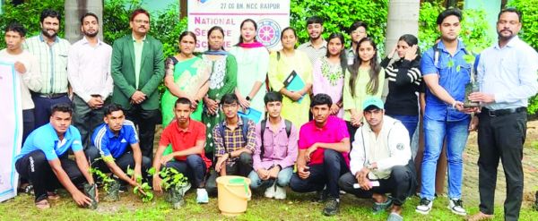 पल्लोटी कॉलेज में एक पेड़ मां के नाम आयोजन तहत पौधरोपण
