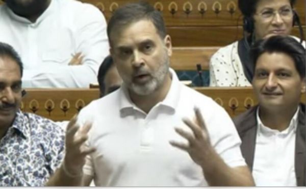 एक छुरा पीठ में और दूसरा छाती में मारा, संसद में बोले राहुल गांधी 