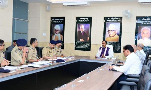 केशव प्रसाद मौर्य ने यूपी पुलिस के शीर्ष अधिकारियों के साथ की बैठक, उठने लगे सवाल