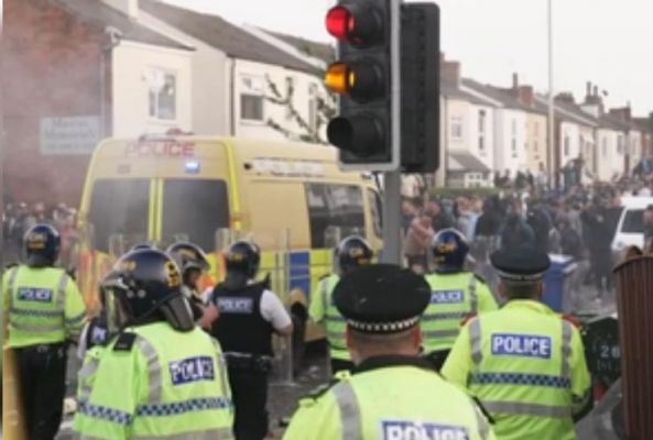 ब्रिटेन : साउथपॉर्ट में मस्जिद के बाहर हिंसक भीड़ की पुलिस के साथ झड़प 