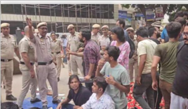 दिल्ली के राजेंद्र नगर इलाके में छात्रों को पुलिस ने प्रदर्शन से रोका, हटाए बैनर पोस्टर 