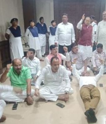 झारखंड : भाजपा के 18 विधायक विधानसभा से निलंबित, मार्शलों की मदद से बाहर निकाला गया