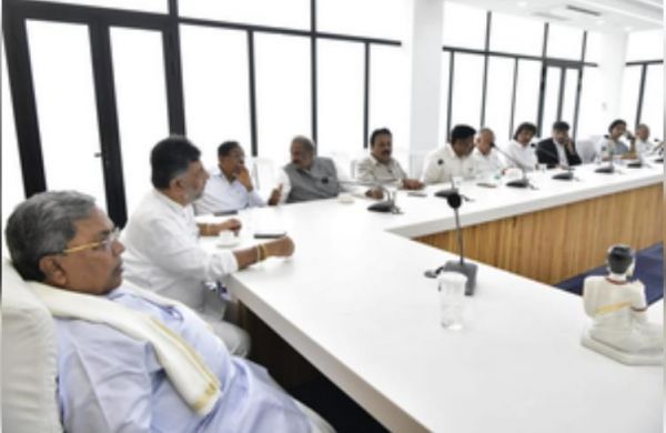 कर्नाटक : ‘भूमि घोटाले’ पर राज्यपाल के नोटिस के बाद सीएम सिद्दारमैया ने मंत्रिमंडल की बैठक बुलाई 