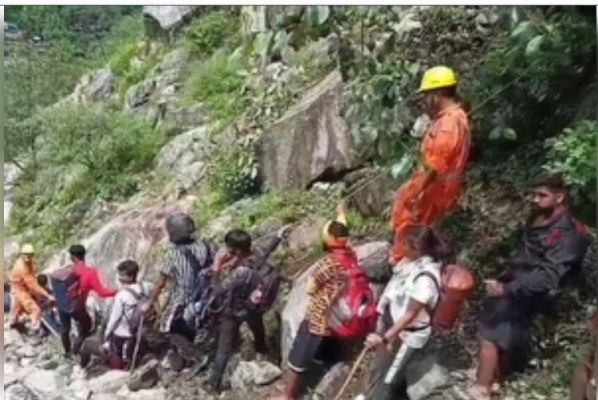 केदारनाथ में बारिश के कारण मार्ग क्षतिग्रस्त हुए, रेस्क्यू ऑपरेशन जारी 