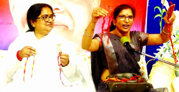 फ्रैण्डशीप डे पर प्लॉस्टिक और रबर के बैंड की जगह मौली धागा दोस्तों को बांधें-ममता पाण्डेय