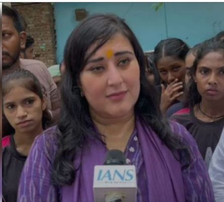 सपा अपने नेता पर सख्त से सख्त कार्रवाई करे : बांसुरी स्वराज 