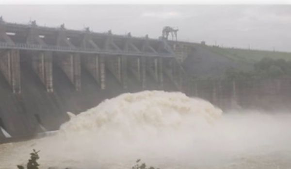 धनबाद : भारी बारिश के कारण बढ़ा मैथन व पंचेत डैम का जलस्तर, छोड़ा गया एक लाख क्यूसेक पानी 