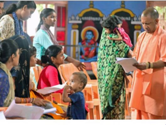 गोरखपुर में सीएम योगी का जनता दरबार, कहा जल्द हो लोगों की समस्याओं का समाधान 