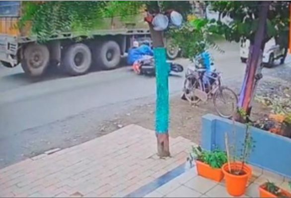 नागपुर में ओवरटेकिंग के दौरान ट्रक की चपेट में आए भाई-बहन, एक की मौत 