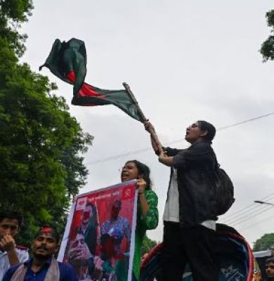 बांग्लादेश में प्रदर्शनकारियों ने ‘लॉन्ग मार्च टू ढाका’ का आह्वान किया, हिंसा में छह और लोगों की मौत