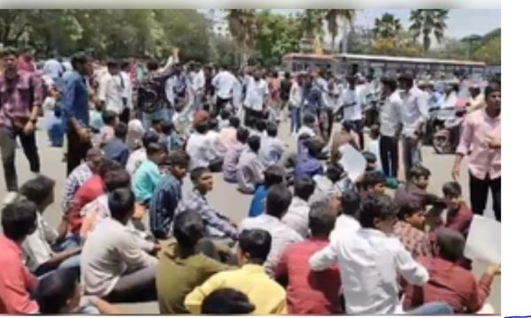 गर्ल्स हॉस्टल में दाखिले को लेकर निजाम कॉलेज के छात्रों का विरोध-प्रदर्शन