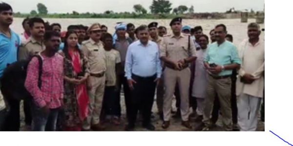 शिवपुरी की सिंध नदी में अचानक आई बाढ़, टापू पर फंसे 18 मजदूरों को बचाया गया 