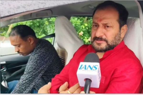 बांग्लादेश हिंसा पर बिहार के मंत्री नीरज सिंह ने कहा- कुछ विशेष लोग पूरी दुनिया को प्रताड़ित करते हैं 