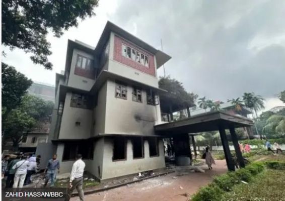बांग्लादेश में शेख़ हसीना के पिता के नाम पर बने संग्रहालय को जलाया गया
