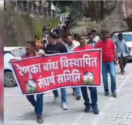 रेणुका बांध विस्थापितों का संघर्ष जारी, जमीन व घर की मांग को लेकर संघर्ष समिति का प्रदर्शन