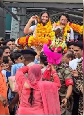 मनु भाकर भारत लौटीं, दिल्ली एयरपोर्ट पर हुआ भव्य स्वागत