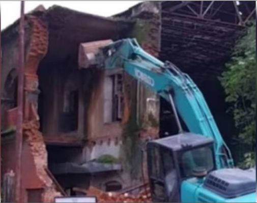 मध्य प्रदेश में जर्जर इमारतों पर बुलडोजर की कार्रवाई जारी