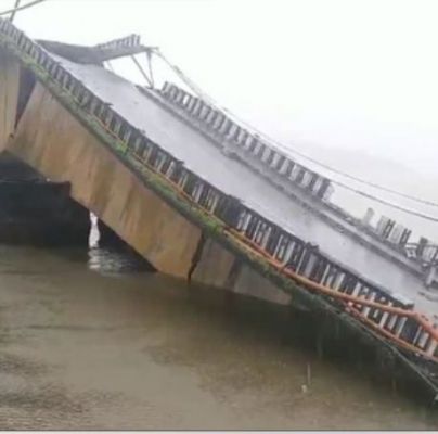 कर्नाटक में काली नदी पर पुल ढहने से ट्रक नदी में गिरा उत्तर