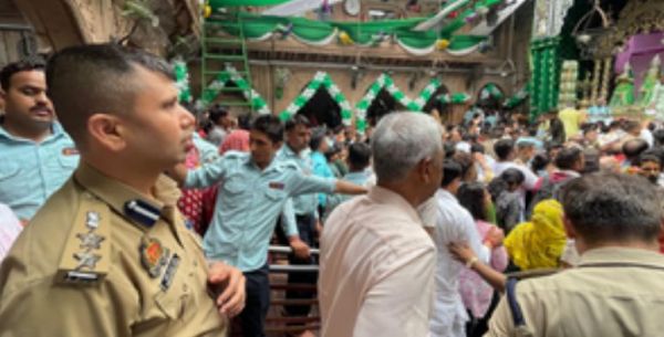 हरियाली तीज पर वृंदावन में उमड़े भक्ते, डीएम-एसएसपी ने लिया बांके बिहारी मंदिर में सुरक्षा का जायजा