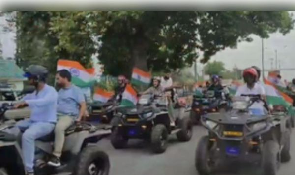जम्मू-कश्मीर के टंगमर्ग में तिरंगा रैली, स्कूली बच्चों सहित पुलिस और एटीवी राइडर्स ने लिया हिस्सा 
