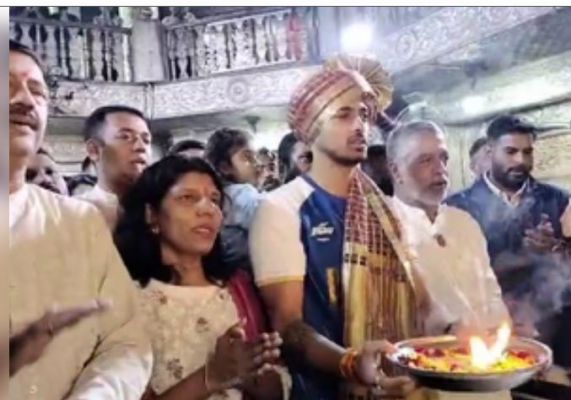 भारत लौटे पेरिस ओलंपिक पदक विजेता स्वप्निल, दगडूशेठ गणपति मंदिर में की पूजा-अर्चना