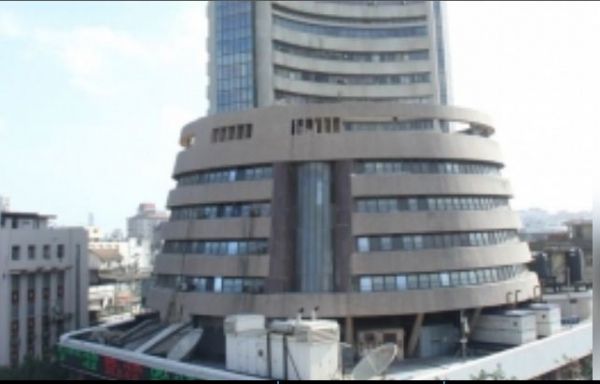 शेयर बाजार हुआ धड़ाम, सेंसेक्स 581 अंक फिसला 