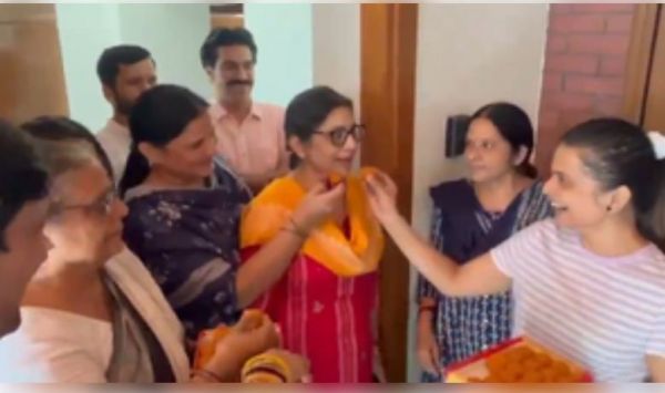 सिसोदिया की बेल पर 'आप' दफ्तर में बंटी मिठाई, परिवार में भी खुशी की लहर 