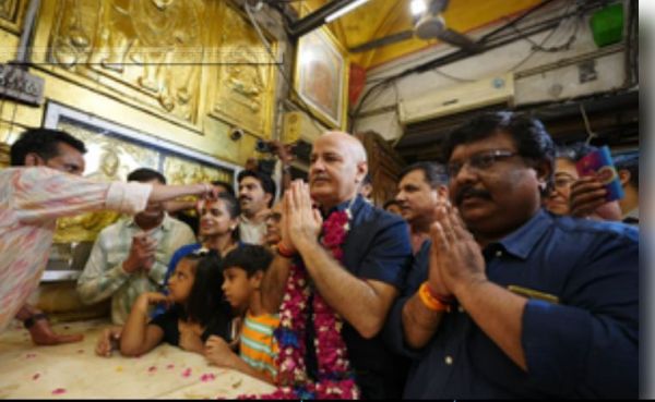परिवार और साथियों के साथ दिल्ली में कनॉट प्लेस के हनुमान मंदिर पहुंचे सिसोदिया 