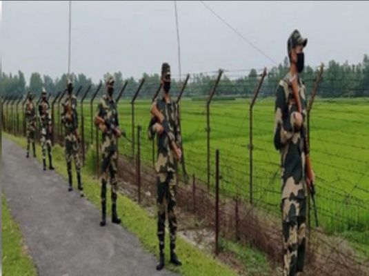 बांग्लादेशी घुसपैठियों को पश्चिम बंगाल सीमा पर बीएसएफ ने रोका
