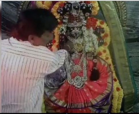 मंदिर में पहले पूजा, फिर देवी के सोने का आभूषण लेकर फरार हुआ चोर, सीसीटीवी कैमरे में वारदात कैद 