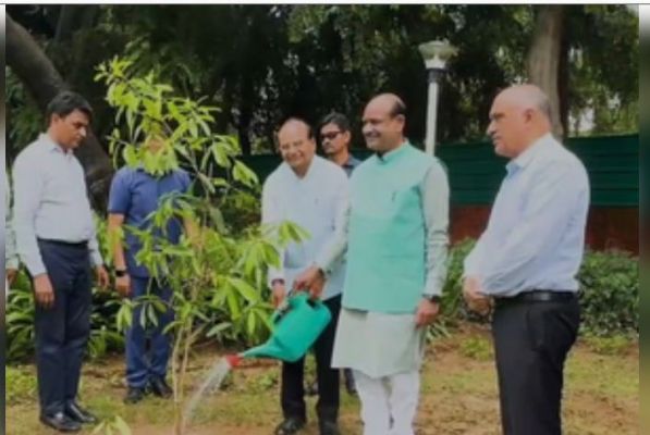 लोकसभा अध्यक्ष ओम बिरला ने लगाया रुद्राक्ष का पौधा, बोले- पर्यावरण संरक्षण एक प्रोजेक्ट नहीं बल्कि पूजा 