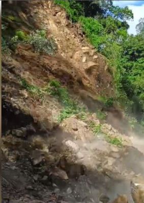 केदारनाथ हाईवे के डोलिया देवी के पास पहाड़ टूटकर सड़क पर गिरा, मार्ग हुआ बाधित