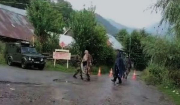 अनंतनाग मुठभेड़ में घायल हुए दो नागरिक, एक की इलाज के दौरान मौत 