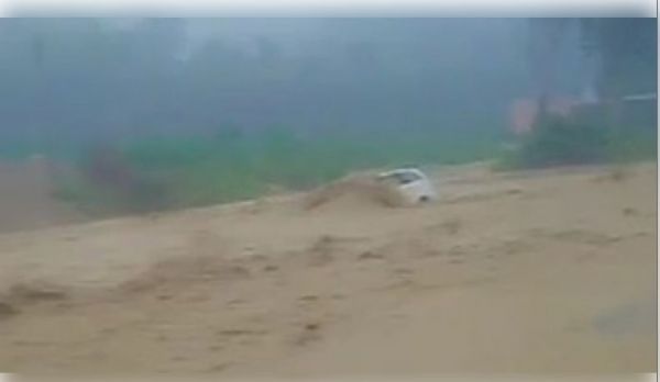 पंजाब में बाढ़ की चपेट में आई इनोवा कार, 10 लोग लापता, एक की हालत गंभीर 