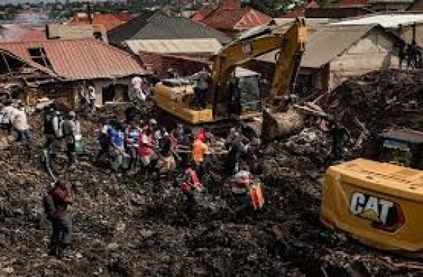 युगांडा की राजधानी में कूड़े का ढेर ढ़हने की घटना में कम से कम 18 लोगों की मौत