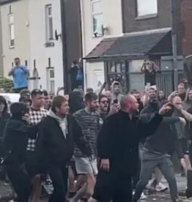 ब्रिटेन के गोरे, काले-भूरे लोगों पर अपना गुस्सा क्यों निकाल रहे हैं?