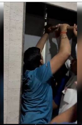 ग्रेटर नोएडा के सोसायटी में एक घंटे तक लिफ्ट में फंसा रहा बच्चा, लोहे की रॉड से खोला गया दरवाजा