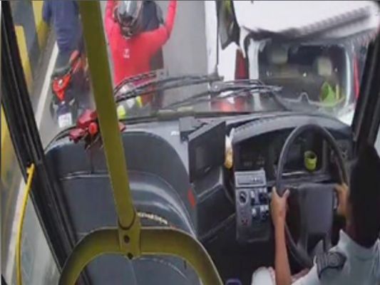 बेंगलुरु में वोल्वो बस ने कई कारों और मोटरसाइकिल को रौंदा, वीडियो वायरल