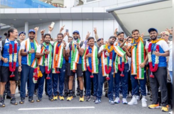 दिल्ली एयरपोर्ट पर भारतीय हॉकी टीम के खिलाड़ियों का भव्य स्वागत