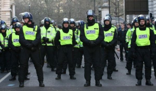 ब्रिटेन में दंगों के सिलसिले में एक हजार से ज्यादा लोग गिरफ्तार